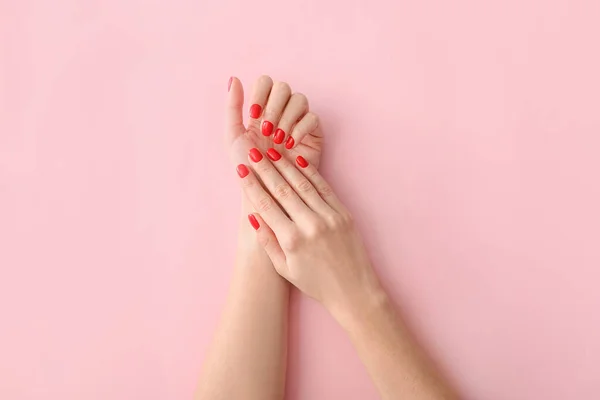 Hände Mit Schöner Maniküre Auf Farbigem Hintergrund — Stockfoto