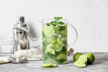 Masada bir sürahi taze mojito.