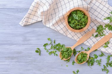 Ahşap arka planda kuru maydanoz