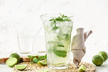Masada bir sürahi taze mojito.
