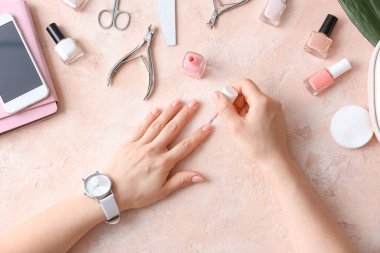 Renkli arka planda manikür yapan kadın