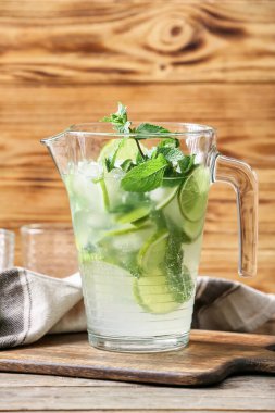 Masada bir sürahi taze mojito.