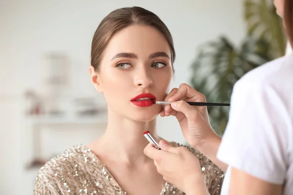Makeup Artist Working Beautiful Young Woman Salon — Stock Photo, Image
