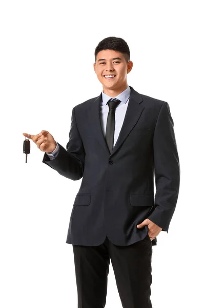 白い背景に車のキーを持つ幸せなアジアのビジネスマン — ストック写真