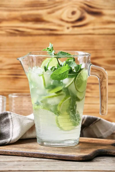 Masada bir sürahi taze mojito.