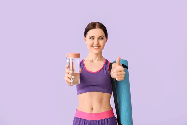 Sportliche Junge Frau Mit Wasserflasche Zeigt Daumen Hoch Auf Farbigem — Stockfoto
