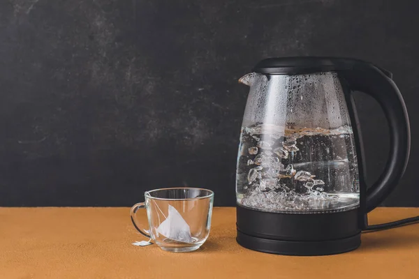 Современный Электрический Чайник Чашка Пакетиком Чая Столе — стоковое фото