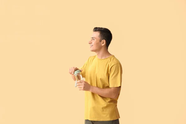 Joven Deportivo Con Botella Agua Sobre Fondo Color — Foto de Stock