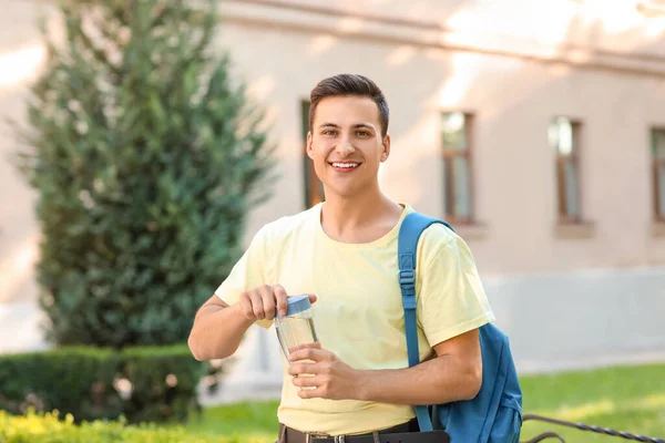 Jeune Homme Avec Bouteille Eau Dans Parc — Photo