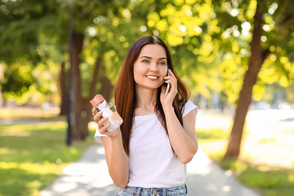 Jeune Femme Avec Bouteille Eau Parlant Par Téléphone Dans Parc — Photo