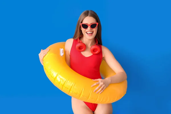 Jeune Femme Avec Écouteurs Anneau Gonflable Sur Fond Couleur — Photo