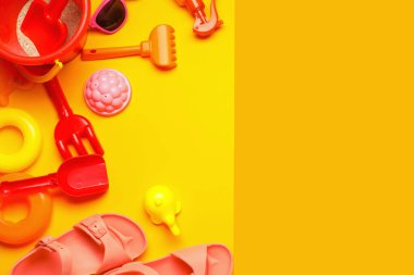 Renkli arka plandaki çocuklar için plaj aksesuarları