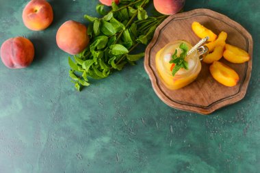 Mason kavanozu arkaplanda lezzetli şeftali suyu