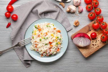 Tabakta lezzetli pilav var.