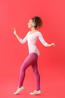 Aerobik yapan genç bir kadın.