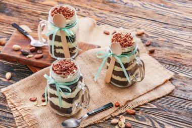 Kavanozdaki lezzetli kekler masada.