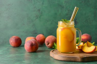 Mason kavanozu arkaplanda lezzetli şeftali suyu