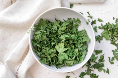 Beyaz arka planda kuru maydanozlu tabak