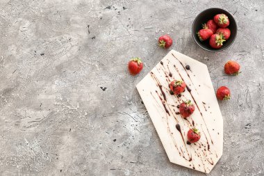 Gri arka planda lezzetli jöleli çilek