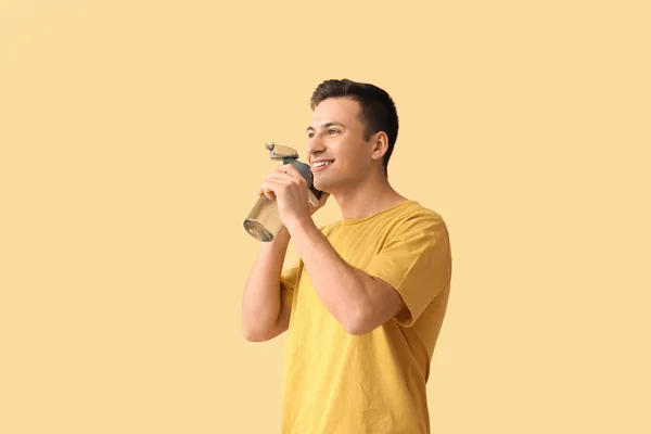 Elinde Şişesi Olan Genç Bir Adam Telefonda Renkli Arka Planda — Stok fotoğraf