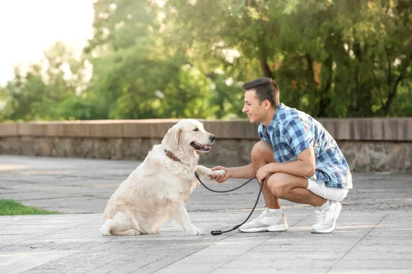 Joven Hombre Con Lindo Perro Caminando Aire Libre — Foto de Stock