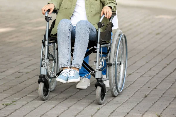 Doctor Young Woman Wheelchair Outdoors — Stock Photo, Image