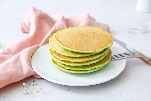 Placa Con Sabrosos Panqueques Verdes Mesa — Foto de Stock