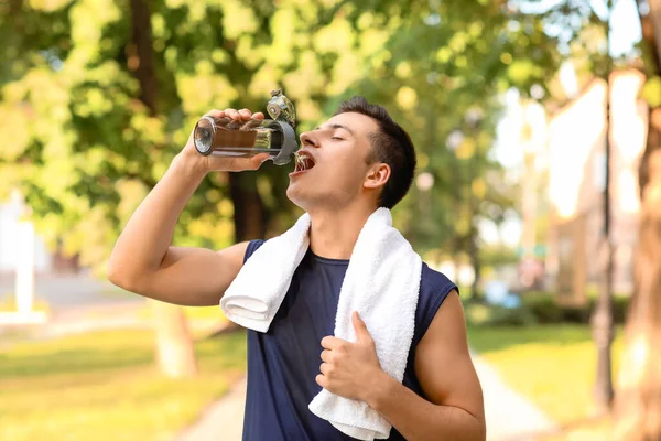 Jeune Homme Sportif Boire Eau Dans Parc — Photo