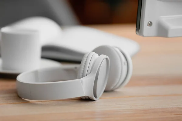 Modern Headphones Table Office — Stock Photo, Image