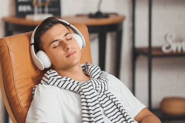 Joven Soñoliento Escuchando Música Casa —  Fotos de Stock