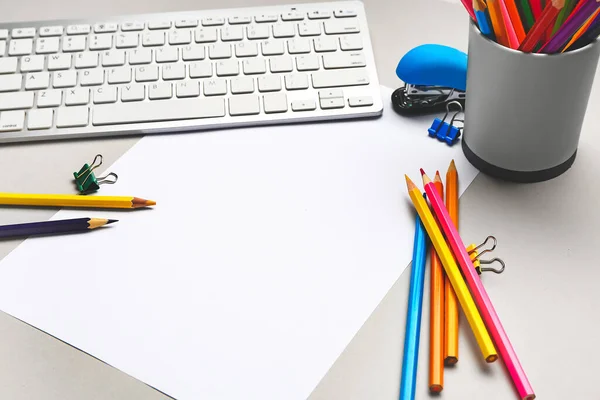 Set Schreibwaren Und Tastatur Auf Hellem Hintergrund — Stockfoto