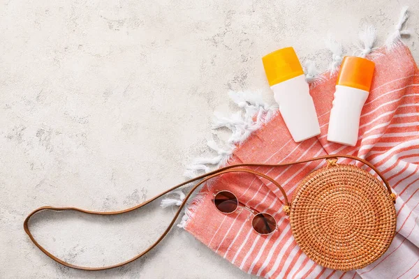 Strandtasche Mit Sonnencreme Und Sonnenbrille Auf Weißem Hintergrund — Stockfoto