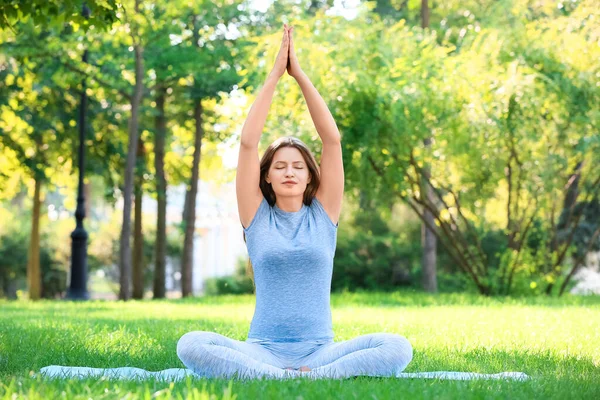 Mujer Embarazada Joven Practicando Yoga Aire Libre — Foto de Stock