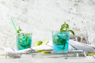 Hafif arka planda mavi mojito kokteyli.
