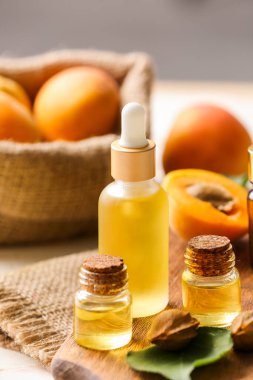 Kayısı şişeleri masada gerekli yağ