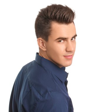 Beyaz arka planda şık saç stili olan yakışıklı adam.