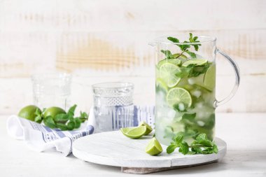 Masada bir sürahi taze mojito.