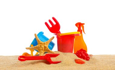 Beyaz arka planda kumdaki çocuklar için plaj aksesuarları