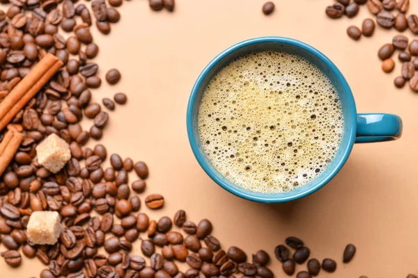 彩色背景的热咖啡和咖啡豆杯 — 图库照片