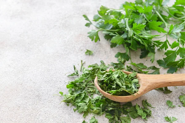 Gri arka planda kuru maydanozlu kaşık