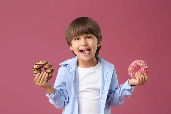 Rolig Liten Pojke Med Munkar Färg Bakgrund — Stockfoto