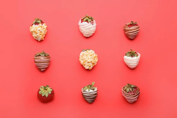 Saporito Fragola Immersa Nel Cioccolato Sfondo Colore — Foto Stock