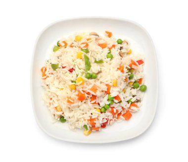 Beyaz arkaplanda lezzetli pilav tabağı