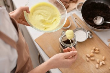 Kavanozda nefis kek hazırlayan kadın.