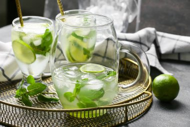 Masada bir bardak taze mojito.