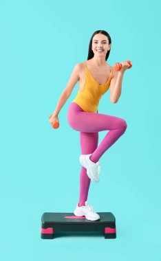 Aerobik yapan genç bir kadın.