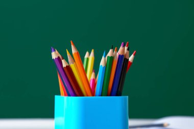 Masada bir dizi kalem var.