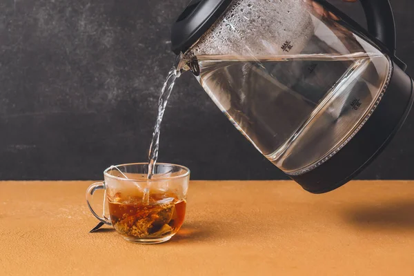 Brewing Tea Cup Table — Stock Photo, Image