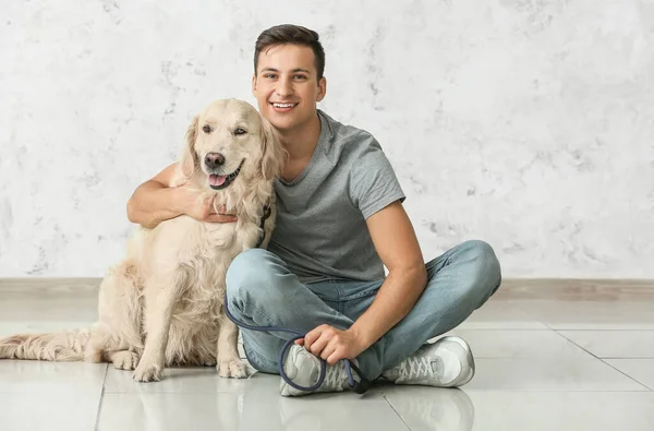 Junger Mann Mit Süßem Hund Drinnen — Stockfoto