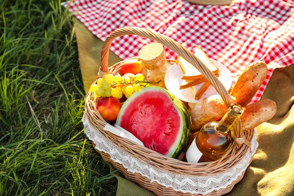 Корзина Вкусной Едой Напитками Романтического Пикника Парке — стоковое фото